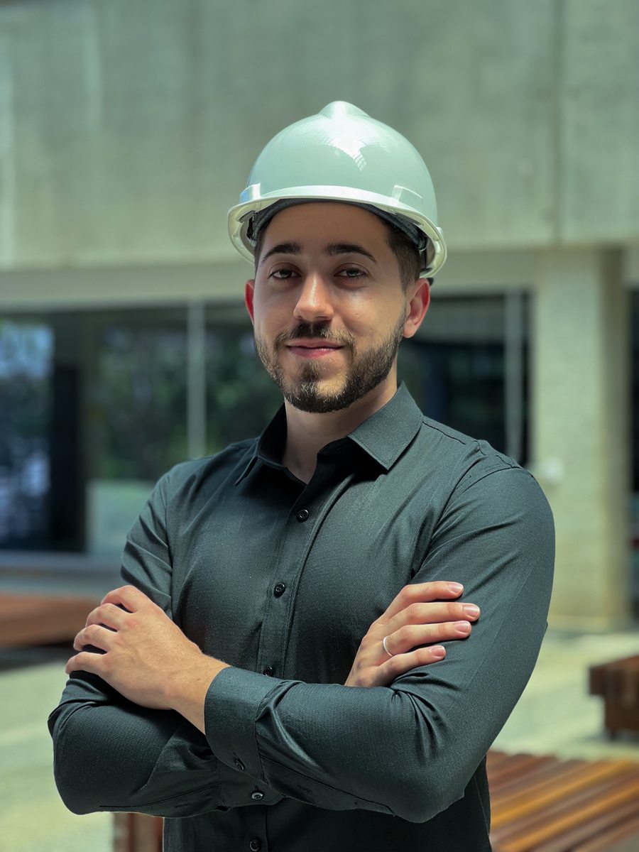 Engenheiro Marcelo Gabriel Granadier Jacinto, de capacete, com os braços cruzados